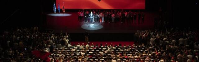 "OVO JE BORBA DOBRA PROTIV ZLA": Opozicija došla ispred kancelarije premijera, traži se OSTAVKA