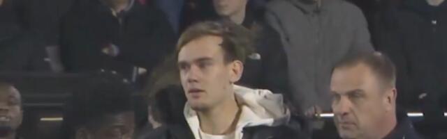 Potresne scene sa stadiona Ajaksa, uplakani Mark drži dres sa imenom svoje poginule devojke /VIDEO/