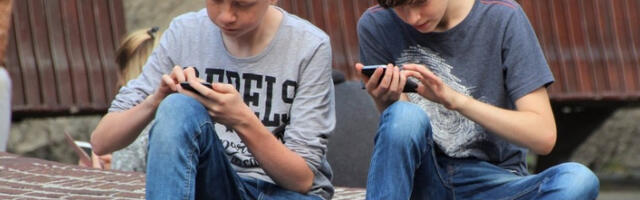 Француска забрањује друштвене мреже за млађе од 15 година