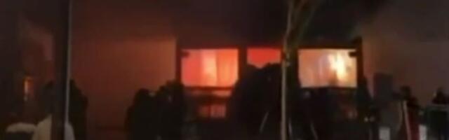 Ovo je trenutak kad je izbio stravičan požar tokom dočeka (VIDEO)
