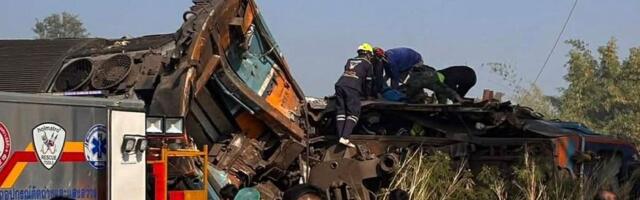 Kran smrskao voz, broje se mrtvi, među povređenima i beba: Stravični prizori sa Tajlanda