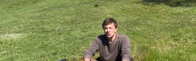 Dao je otkaz preko noći, kupio drvenu kućicu i preselio se u šumu: "Umesto hipoteke i računa sada imam mir i slobodu" (VIDEO)