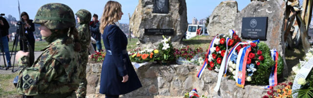 Виолета Филип положила венац на Стражевици: место где је пала прва бомба на Београд пре 27 година