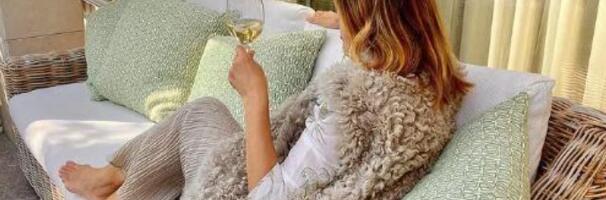 BILA JE OMILJENO TV LICE, PA SE UDALA ZA MILIONERA: Promenila život iz korena, a ovako izgleda njena luksuzna vila: Pokazala kako uživa sa moćnikom (FOTO)