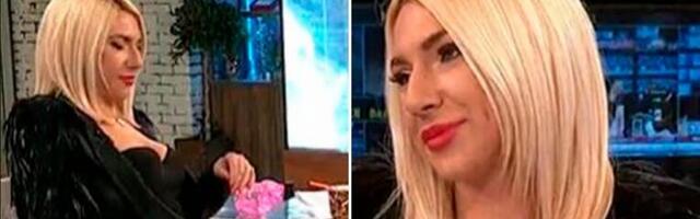 JOVANA JEREMIĆ DEKOLTEO POMUTILA UM GLEDAOCIMA: Voditeljka Pinka rasplamsala maštu gledaocima, GOLIM NOGAMA poželela dobro jutro! (FOTO)