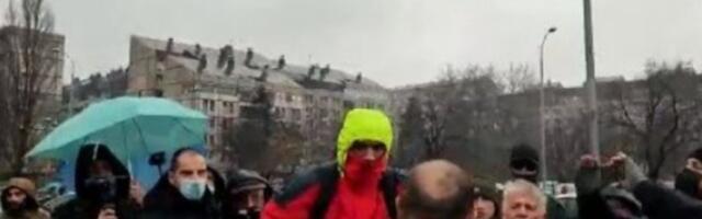 POKUŠAJ LINČA NA PROTESTU: Demonstranti nasrnuli na čoveka i razlupali mu auto! (VIDEO)
