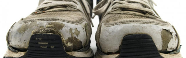 ČUVENI MODNI BREND "LANSIRAO" POTPUNO ISCEPANE PATIKE I PRODAJE IH ZA 560 EVRA! Da li biste ovo ikad obuli? (FOTO)