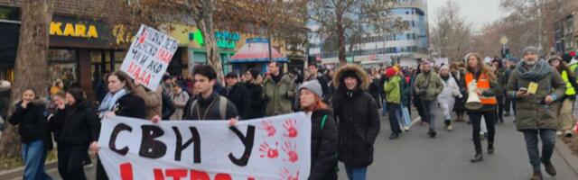 UŽIVO: Građani, studenti i đaci nakon 15 minuta tišine krenuli na javni čas na Trgu slobode