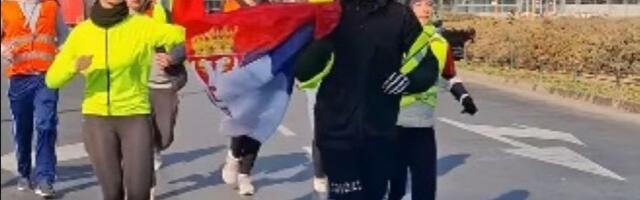 Studenti idu ka Beogradu: Krenula ŠTAFETA iz Novog Sada (VIDEO)