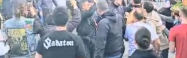 Haos na Zvezdari: Građani zasipaju naprednjake jajima, oni se branili kišobranima (VIDEO)