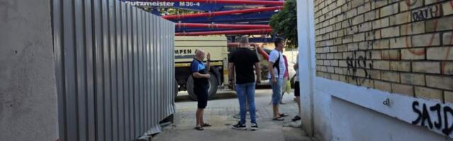 Stanari Dušanove ulice u Leskovcu blokirali kamion sa građevinskim materijalom