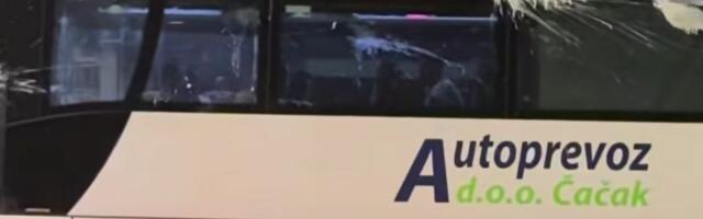 Građani blokirali pet autobusa sa pristalicama SNS-a i zasula ih jajima i farbom