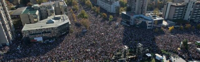 "Prema policijskim procenama u Novom Sadu između 140.000 i 160.000 ljudi" (FOTO)