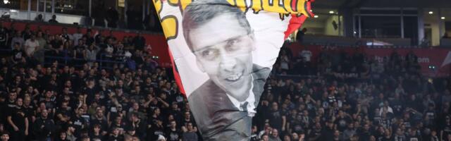 Brutalna provokacija Grobara, navijači Partizana stavili Krcuna na zastavu "Četnici sever"