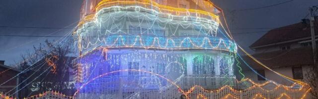 Deda Mrazova kuća svetli kao Las Vegas Uz mnogo ljubavi i malo truda mogu da se dese čuda