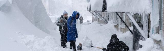 HAOS U DRŽAVI, ZATVORENE ŠKOLE I VRTIĆI, IZDATA UPOZORENJA GRAĐANIMA! Sneg i mećava paralisali sve