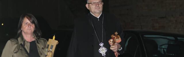 Telo Dragana Lazića biće dopremljeno svakog trenutka: Sveštenik stigao u kuću (FOTO/VIDEO)