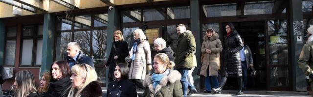 Novosadski zborovi blokirali raskrsnicu kod Novosadskog sajma, zbog pritvaranja aktivista