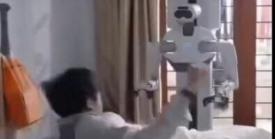 Internet šokirao snimak robota iz Kine: Ušao je ljudima u kuću i preuzeo sve (VIDEO)