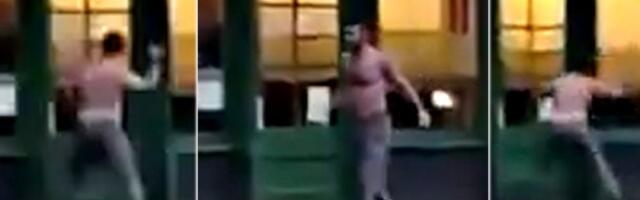 (UZNEMIRUJUĆE) Sekirom jurio prolaznike po gradu! Ima mnogo ranjenih: Jezivi snimci obilaze svet