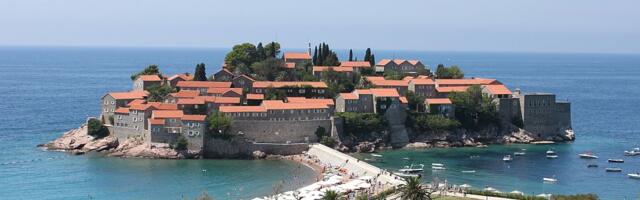 Nakon pet godina ponovo se otvara Sveti Stefan: Dve ležaljke, suncobran i usluga koštaju 240 evra
