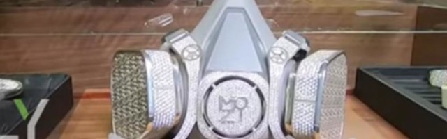 NAJSKUPLJA ZAŠTITNA MASKA NA SVETU? U Rusiji su je napravili od belog zlata i dijamanata, evo koliko VREDI! (VIDEO)