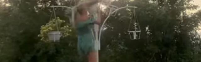 POGLEDAJTE STRAVIČAN SNIMAK! Nevreme RAZORILO dom naše pevačice, OLUJA pokosila sve! (VIDEO)