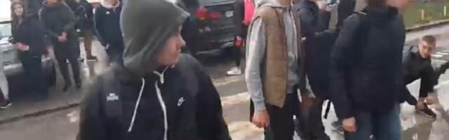 Napeto u Mladenovcu: Đaci blokirali ulicu (VIDEO)