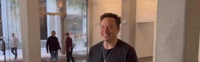 Milijarder Elon Mask ušao u zgradu svoje Twitter kompanije sa belim lavaboom u rukama