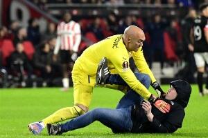 Покренута истрага због напада навијача на Дмитровића