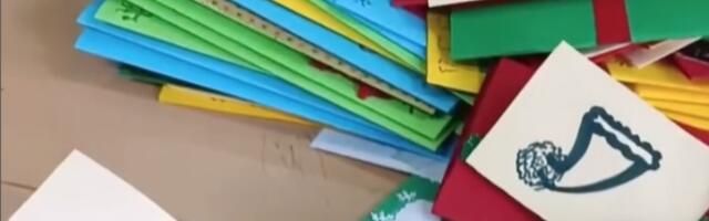 Đaci niške škole prodajom ručno izrađenih čestitki prikupljaju novac za lečenje Dušana Dinića