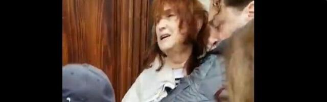 Pojavio se snimak: Narod razoružao ženu koja je nožem napala dekanku Nataliju Jovanović (VIDEO)