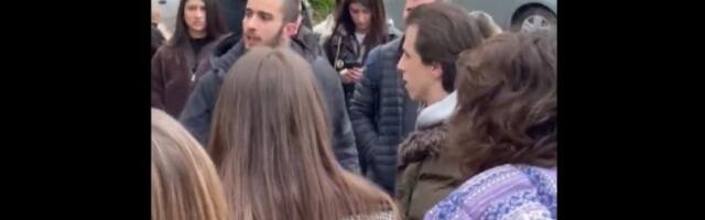 Špijunirao studente za Informer, pa se odvezao "audijem" sa skrivenim tablicama (VIDEO)