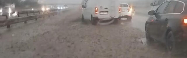 OPŠTI KOLAPS NA AUTO-PUTU POSLE KIŠE  Izlili se voda i blato na kolovoz, vozači u problemu
