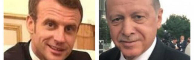UHVATIO GA ZA PRST I NE PUŠTA GA NI PO KOJU CENU! Hit snimak pozdrava Makrona i Erdogana zapalio mreže (VIDEO)