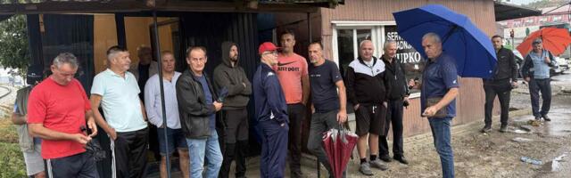 Građani blokirali pružni prelaz u Stanovu zbog uklonjene rampe