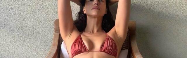 (FOTO) Najzgodnija glumica se skinula i pokazala bujne grudi, a onda zavodljivo pozirala na ljuljašci