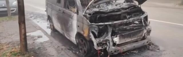 Misterija u Šapcu! Kombi ugljenisan stoji nasred grada, svi se pitaju kako je došlo do stravičnog prizora