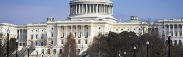 Ухапшен младић који се наоружан затрчао на Капитол у Вашингтону