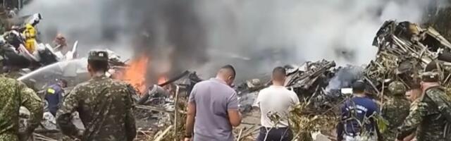 Avion pun vojnika pao odmah nakon poletanja - ima mnogo žrtava (VIDEO)