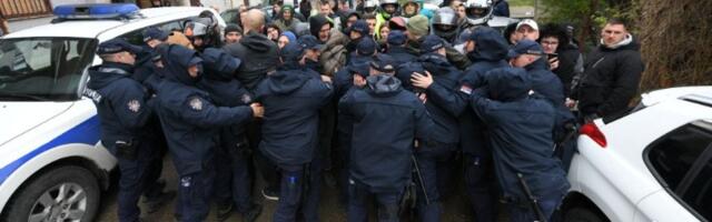 Opsadno stanje i tuča u Kuli: Veliki broj policajaca, fizički sukobi kod stadiona (FOTO)