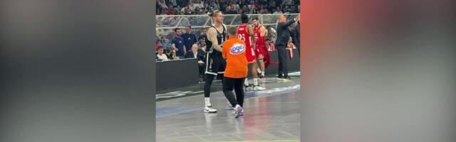 Leteli upaljači! Navijači Partizana gađali igrače Zvezde