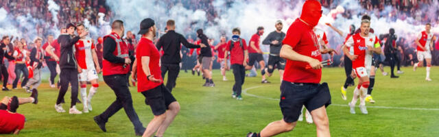 (FOTO) Užasne scene iz Praga: Huligani upali na teren i bakljama napali igrače, meč momentalno prekinut