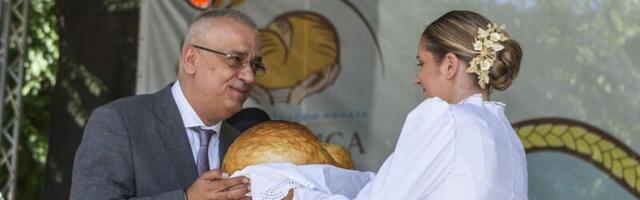 Subotica: Gradonačelniku Stevanu Bakiću predat hleb od novog roda pšenice