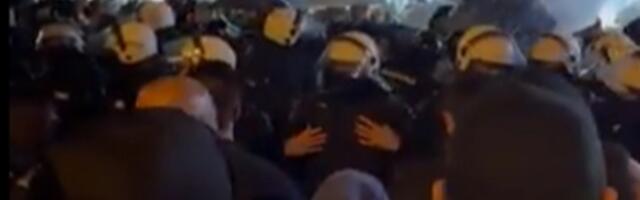 Policija u NS intervenisala: Upotrebljeni pendreci protiv SNS aktivista!