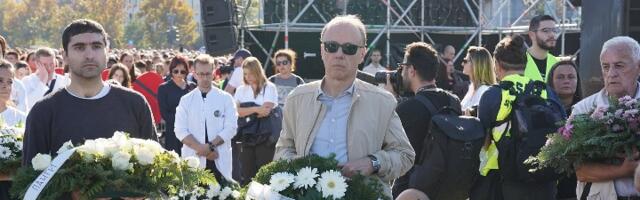 Rektor Đokić ispred Železničke stanice u Novom Sadu spustio cveće na imena nastradalih