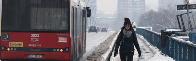 Са са­о­бра­ћај­ни­ца укло­њен снег