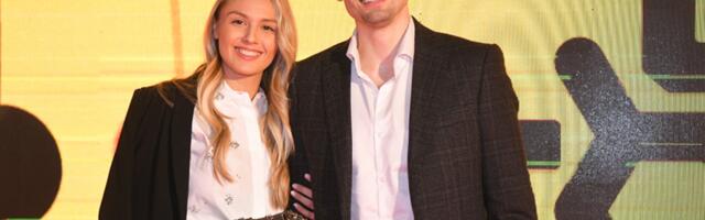 AVRAMOVIĆ LUDUJE U KAFANI: Aleksa se skinuo, popeo na šank i KROZ SUZE zapevao! (VIDEO)