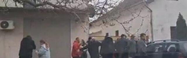 BLOKADER IZ PSG NAPAO LJUDE U CRVENKI: Snimljen teror Đurića protiv koga se vodi postupak - udara kao sumanut! (VIDEO)