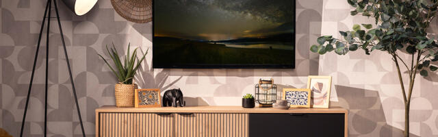 Uredan i praktičan dnevni boravak uz TV police